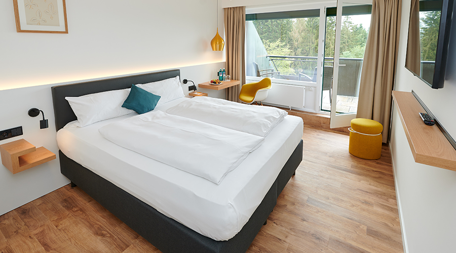 Bild eines Premium Hotelzimmers mit Verlinkung zu den Übernachtungsoptionen