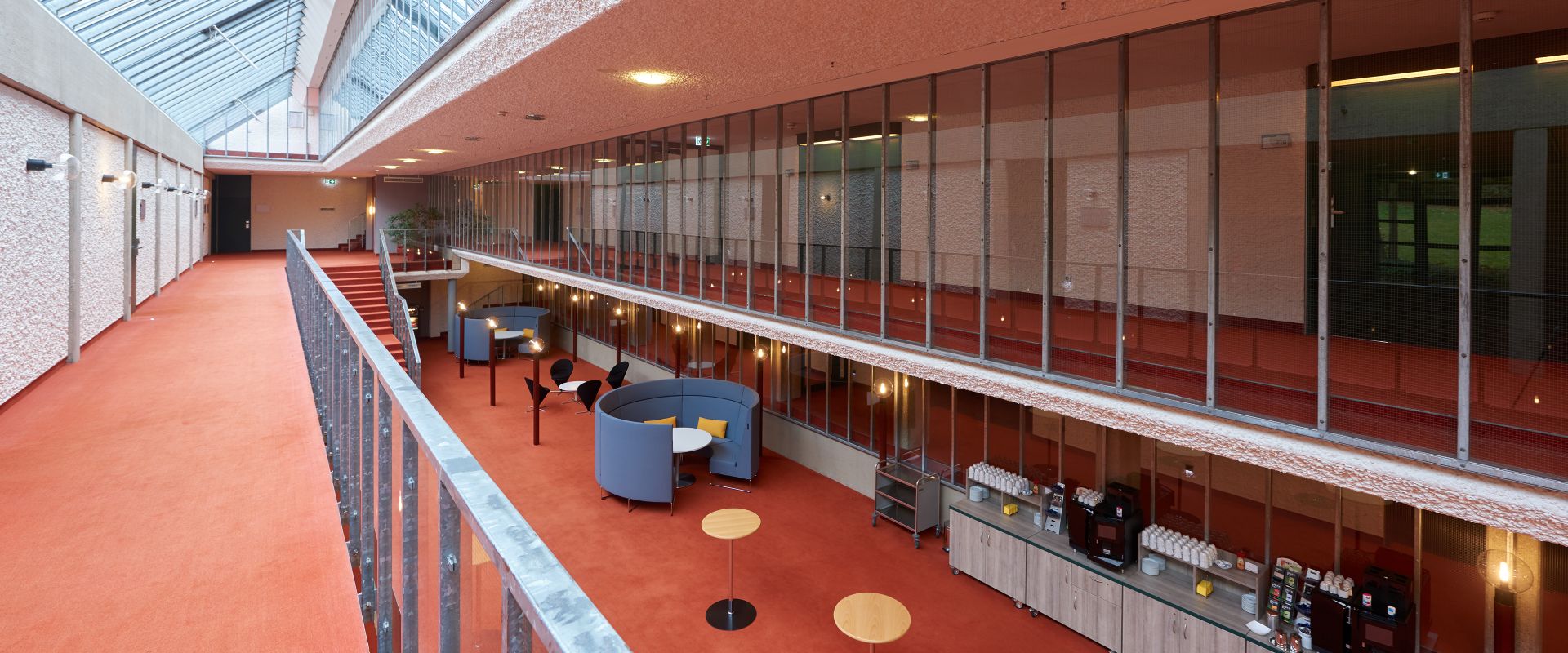 Foyer Forum mit Kaffeestation und unseren gemütlichen Arbeitsbereichen