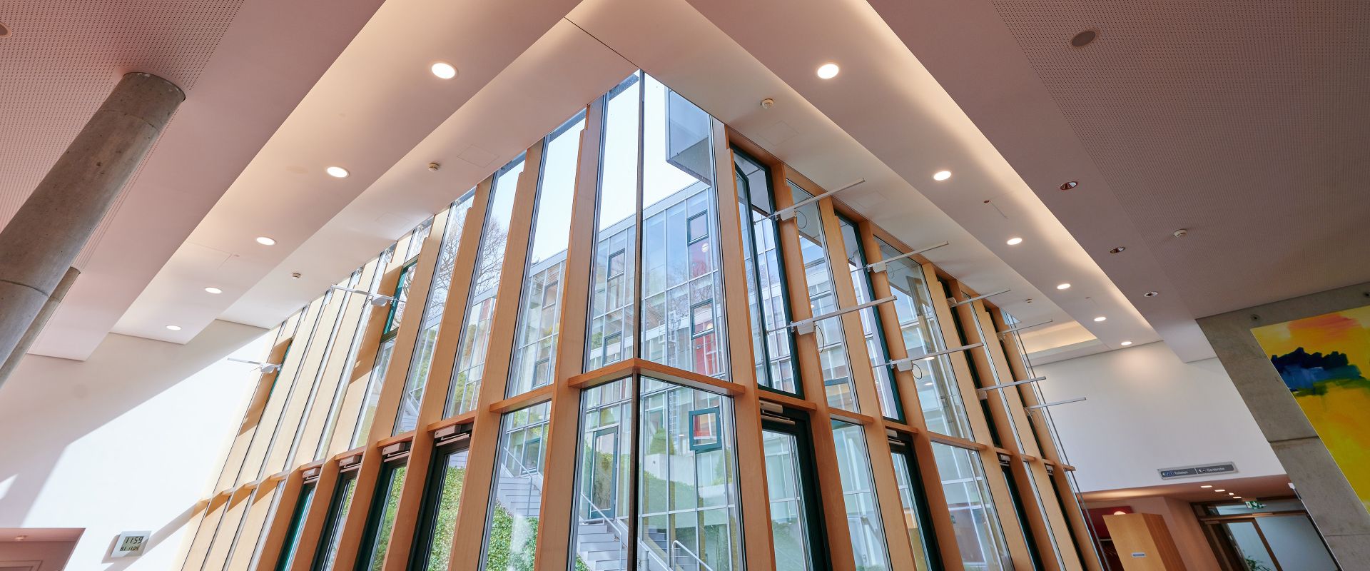 Fensterfront des Atrium Innenhof 