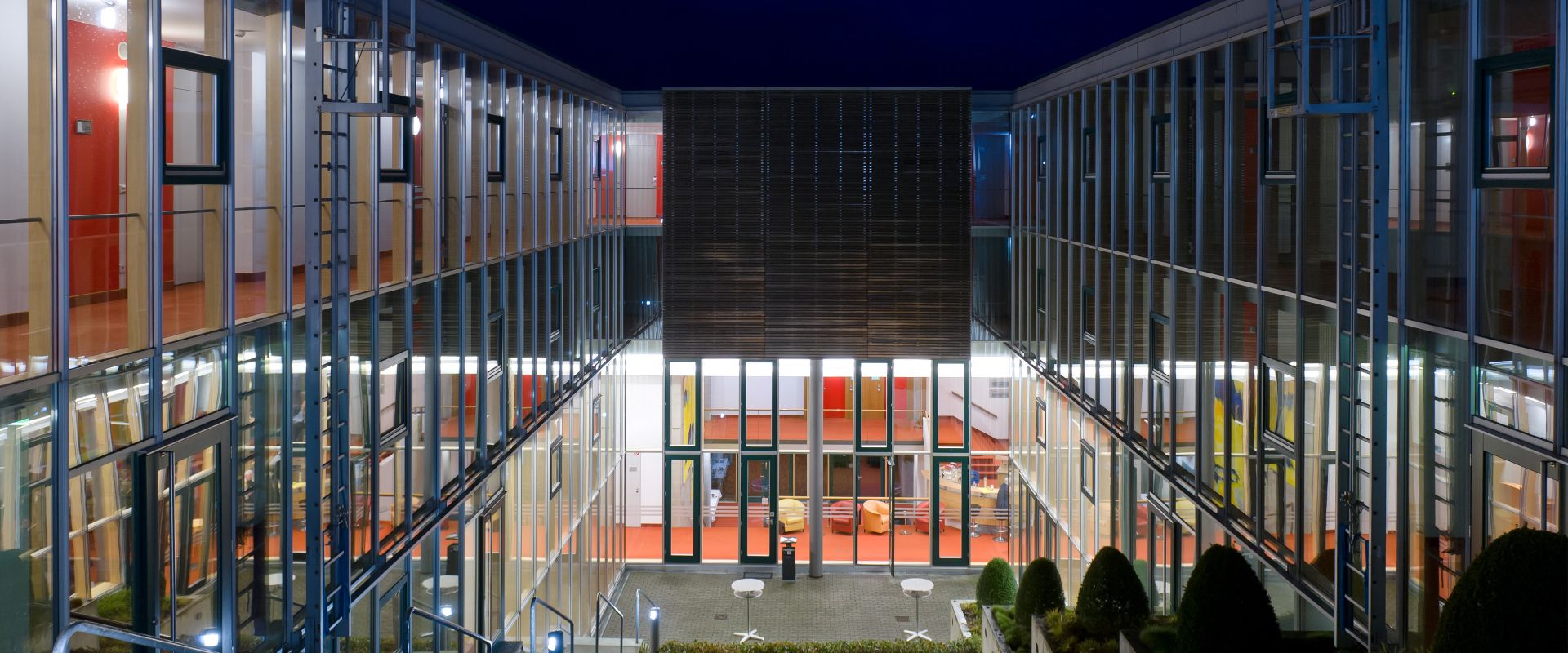 Blaue Stunde über dem Atrium Innenhof